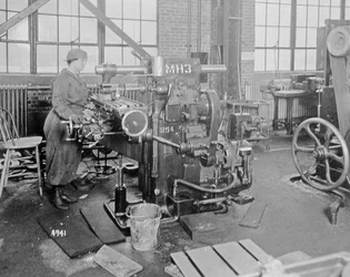 Travailleuse dans une usine pendant la Première Guerre mondiale, c.1917